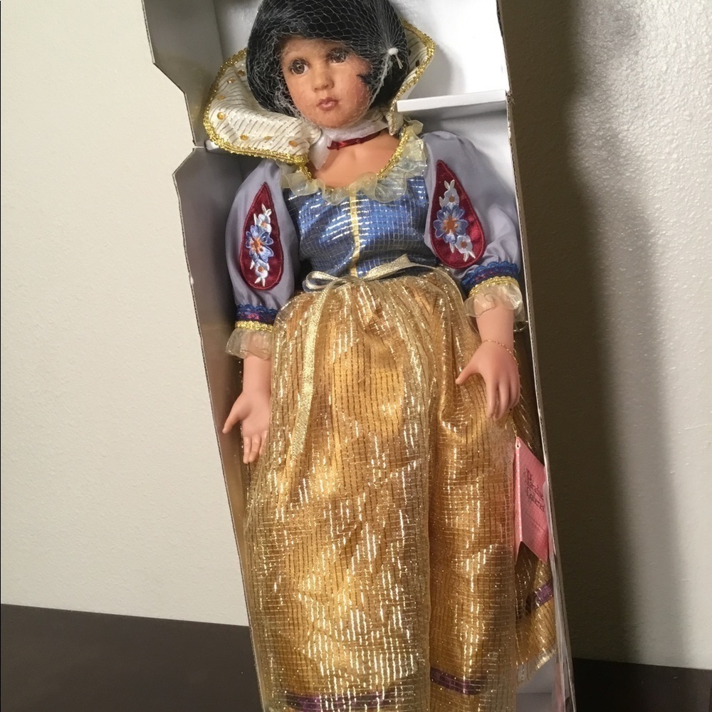 Snow WHITE COLLECTIBLE DOLL